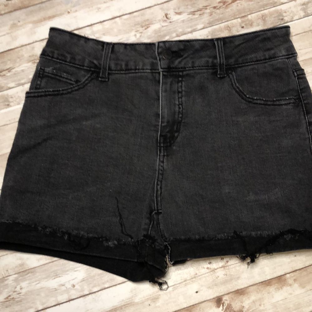'Time and Tru', black stretch denim, 5 pkt, cuffed bottom jean shorts - size 8